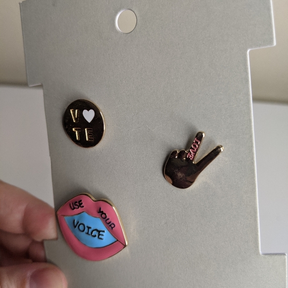 Gold pins. Peace, love, lips (n) - Picture 3 of 4